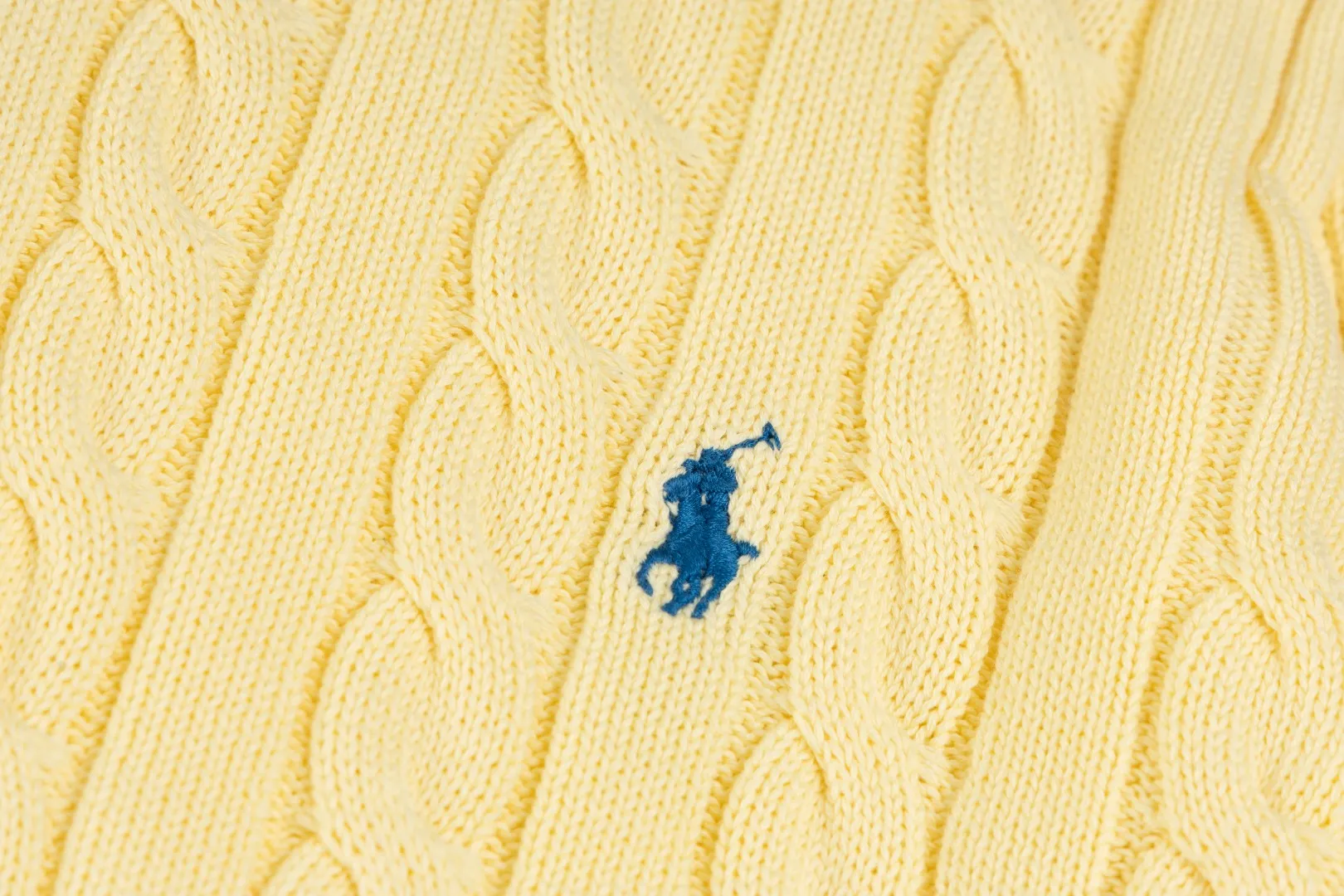 P236 #R92 RALPH LAUREN Ralph Lauren fifteen colors classic small label embroidery logo turtleneck pullover half-zip knitted cable sweater with high-density LOGO embroidery on the chest and original customized tag accessories. Made of pure cotton yarn, pure cotton is skin-friendly and comfortable, small label war horse embroidered twist turtleneck sweater 🐎 high quality, follow the blogger to learn how to wear it! Let’s buy a Ralph Lauren cable sweater. It’s a super hard-to-find series after it became popular. It’s hard to find one on the official website. It’s simple and practical to wear, with a lazy and loose feel. The thickened fabric has more texture, feels soft and delicate, and has a loose fit. Whether worn alone or layered, you can wear different styles of fashion with just one piece!   Size：XS S M L